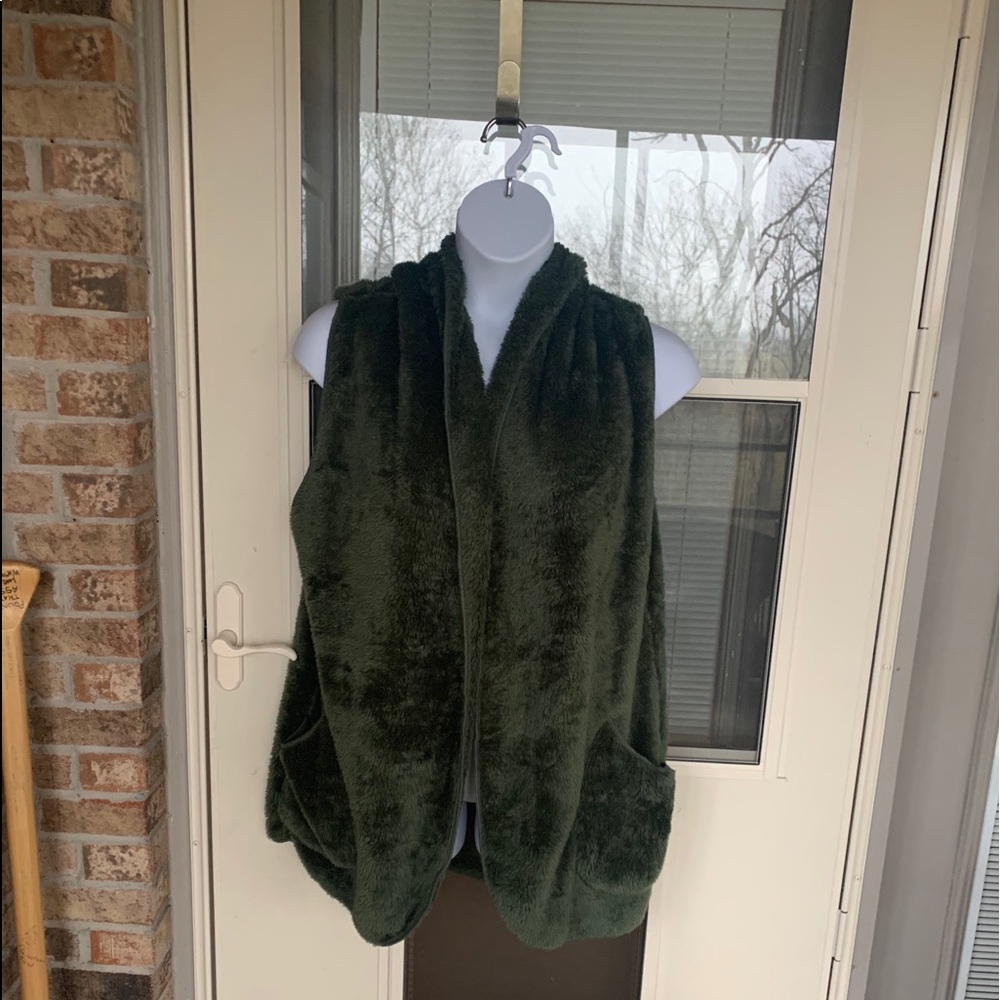 PRICE ⬇️ PLUS SZ Hunter Green Fur Open Hooded Vest - Picture 6 of 9